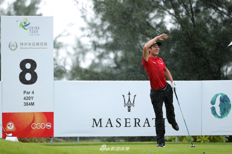 球员在开阔的球道上潇洒挥杆，白色小球划破长空飞向远方，背景是茂密的树林与起伏的草坡，尽显运动的力量与自然之美。