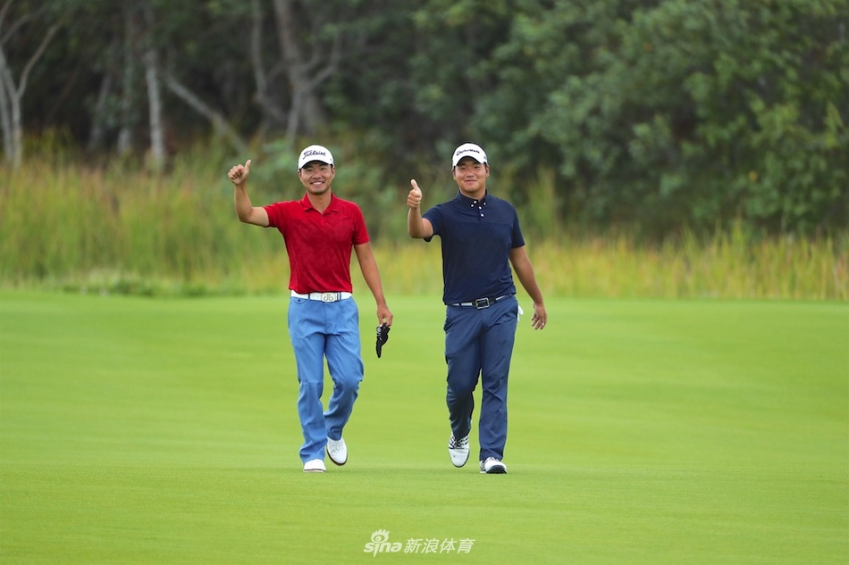 一位球员完成漂亮一击后，脸上绽放出灿烂而轻松的笑容，仿佛所有压力随之释放，尽享高尔夫运动带来的纯粹快乐。