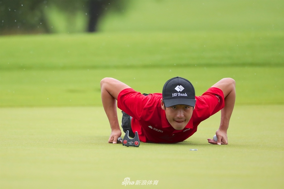 两位球手与裁判在果岭旁友善交流，手指指向不同方向，似乎正在认真讨论地形与击球策略，氛围既专业又融洽。