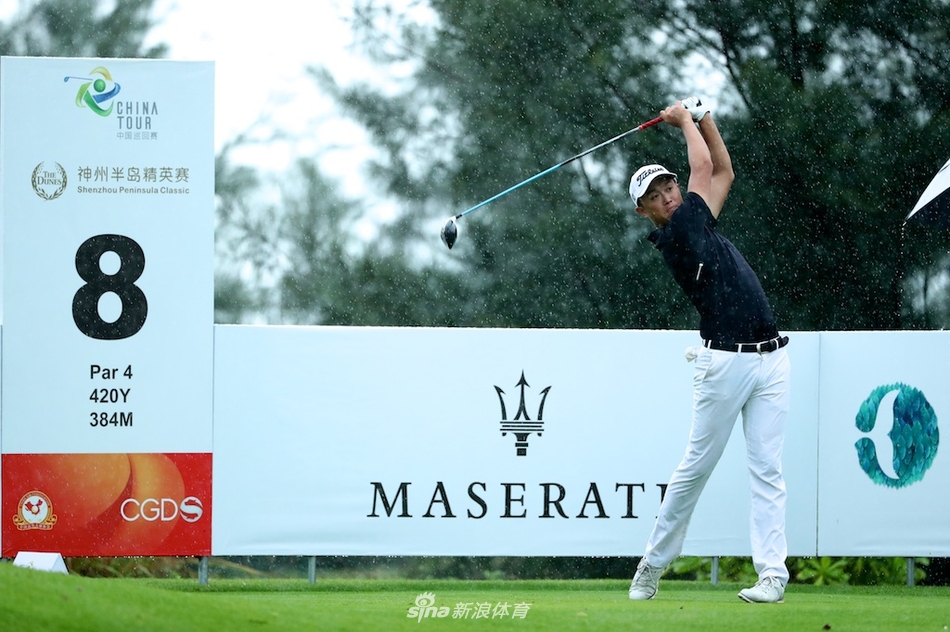 高尔夫球手在果岭上全神贯注地俯身观察推杆线路，眼神如鹰隼般锐利，球洞近在咫尺，成败系于一击之间。