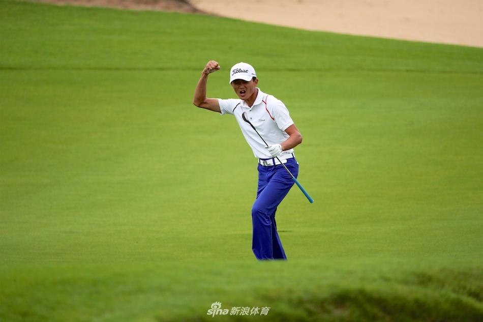 赛场上球员们并列前行，阳光洒在宽阔的球道上，他们边走边谈，背影显得从容而坚定，是对手亦是同行者。