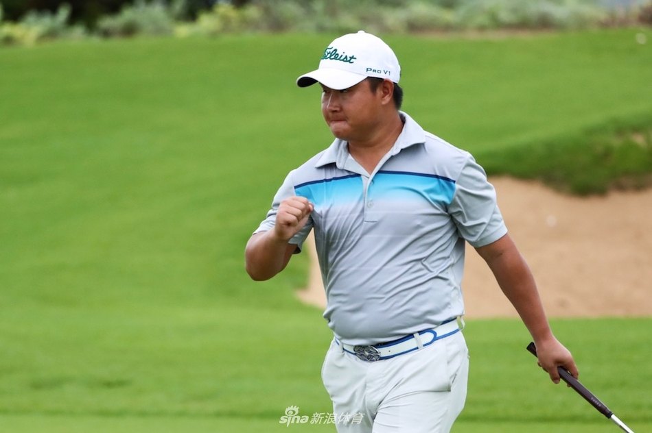 高尔夫球在空中飞出一道优美的高抛弧线，正朝着果岭旗杆方向坠落，完美诠释了力量与控制相结合的技术之美。