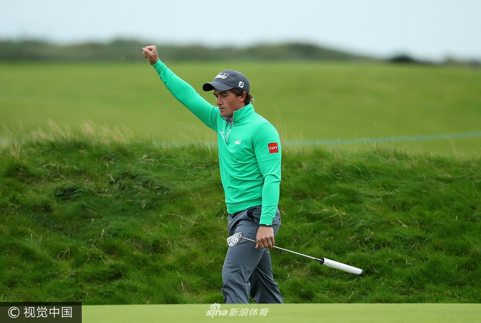 卫冕冠军泰瑞尔·哈顿在决赛轮中冷静推击，专注的神情仿佛已将冠军奖杯视为囊中之物。