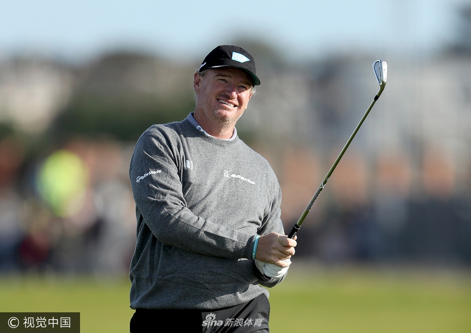 阳光洒在金斯班球场的起伏球道上，选手们穿梭其间，构成一幅传统与现代交织的高尔夫画卷。