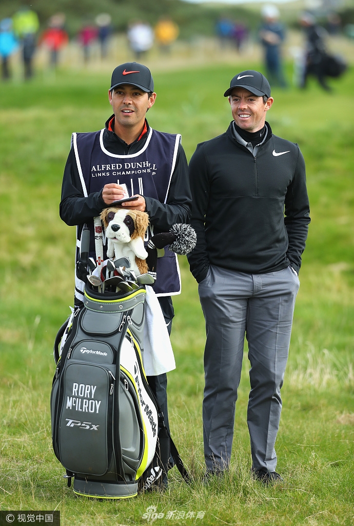 新科英国大师赛冠军保罗·邓恩在金斯班球场长草中救球后，与球童握拳相庆，尽显激情。