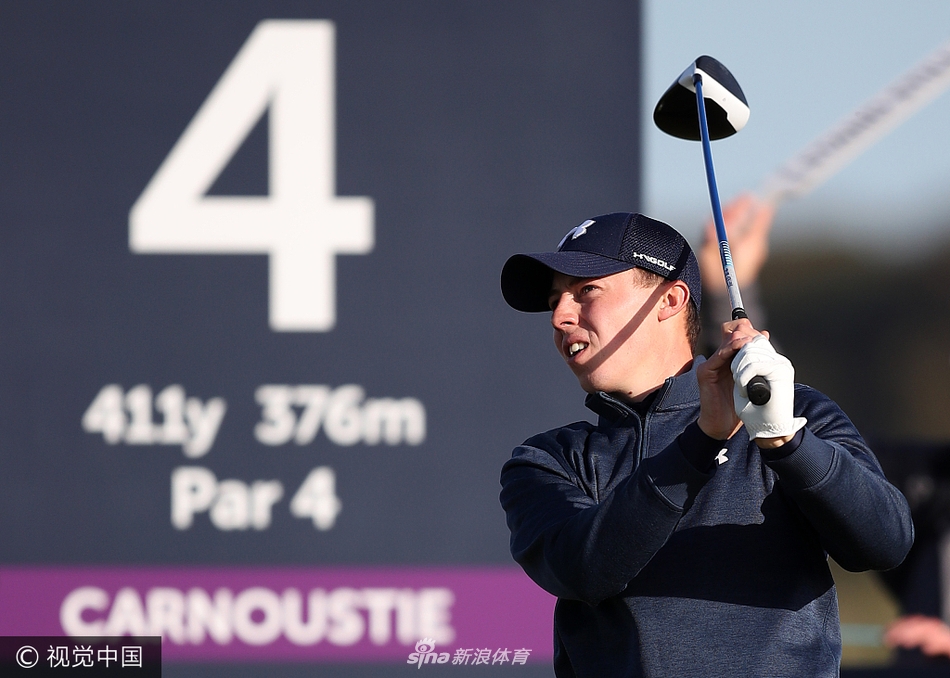 决赛轮，麦克罗伊在圣安德鲁斯老球场广袤的果岭上仔细研判推杆线路，为艰难的赛季做最后努力。