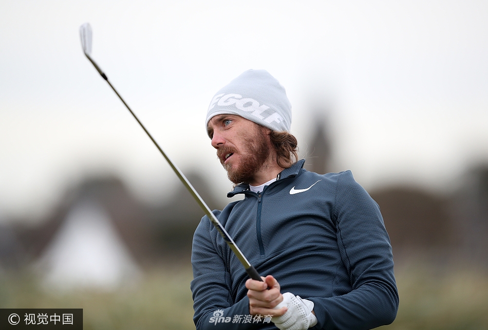 麦克罗伊在苏格兰的强风中奋力挥杆，眼神中透露出对摆脱低迷状态的渴望。