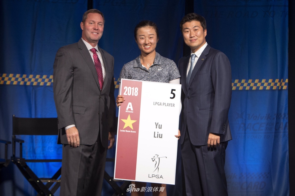 刘钰在赛美特拉巡回锦标赛决赛轮中专注推杆,目光坚定望向球洞