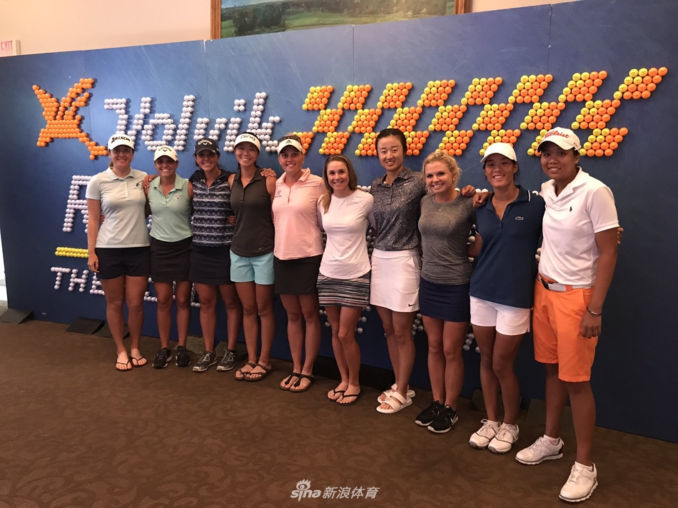 刘钰与同期获得LPGA资格的球员们拍摄大合影,共同庆祝毕业时刻