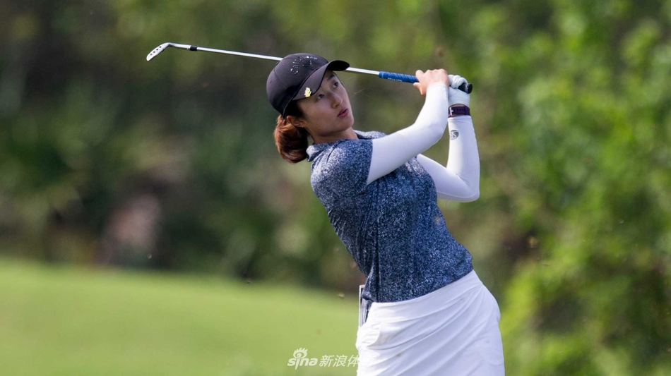 刘钰在发布会上手持标有第五名的排名板,笑容灿烂难掩激动心情