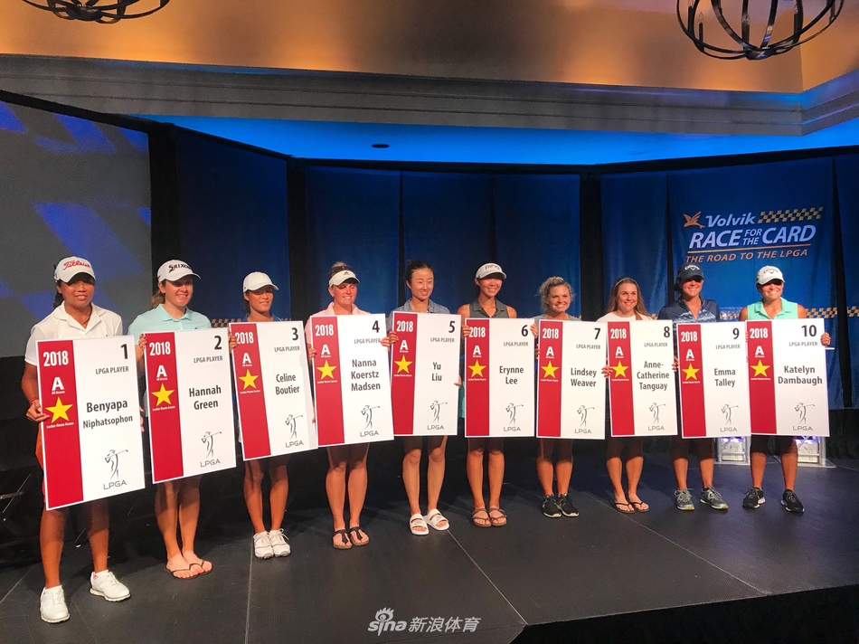 刘钰与赛事奖杯合影,眼神中充满对未来的坚定与期待