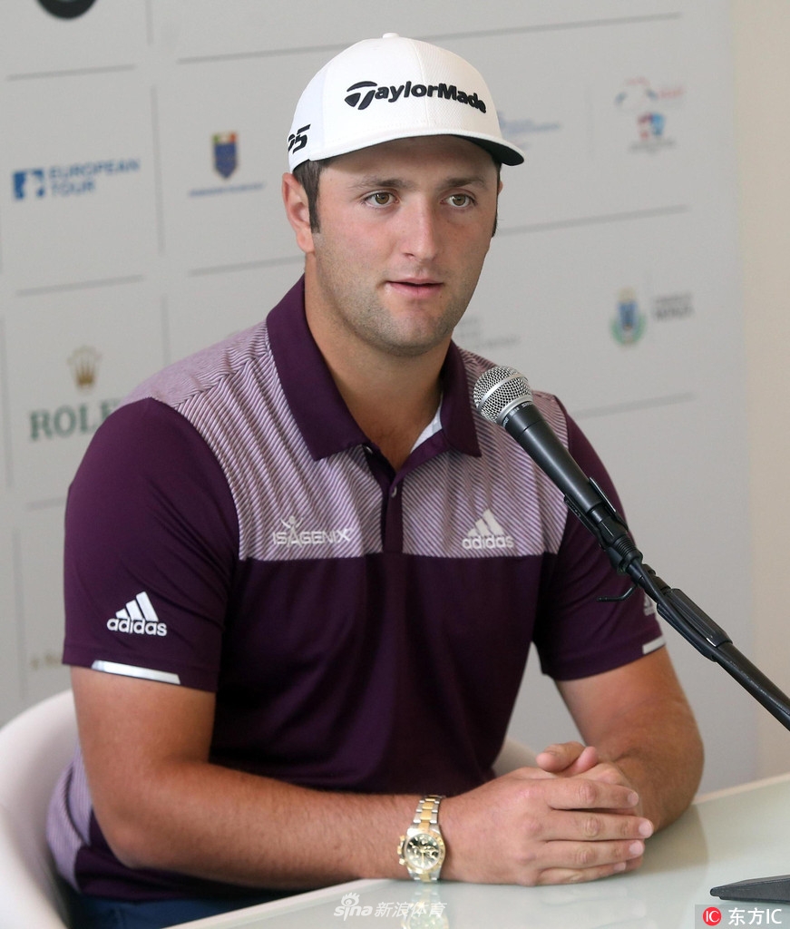 莫里纳利在发布会上手持麦克风，神情专注地回答问题，展现出东道主球员的沉稳与责任感。