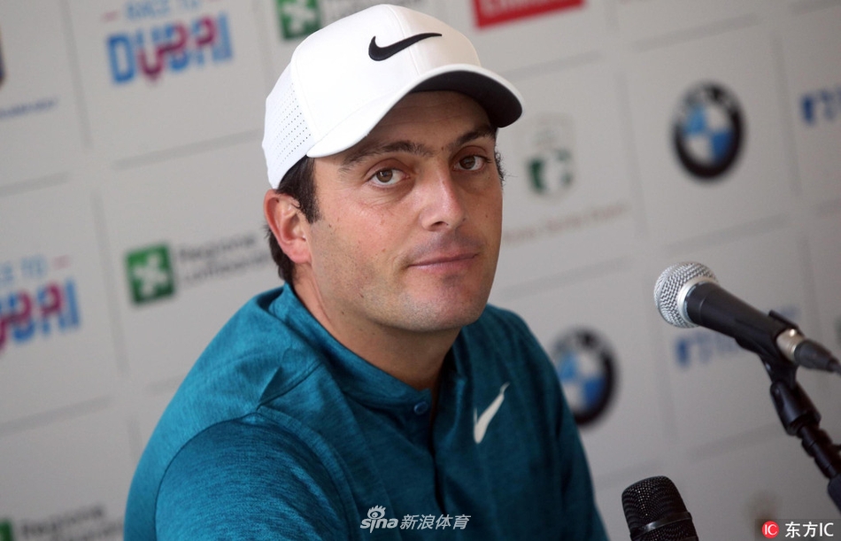 发布会全景，三位球星与主持人一同站在台前，背景是清晰的赛事Logo，彰显大赛的正式与隆重。