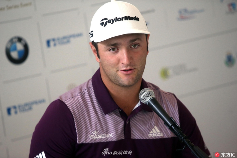 西班牙新星琼·拉姆在发布会上认真倾听提问，眼神专注，展现出超越年龄的沉稳与冷静。