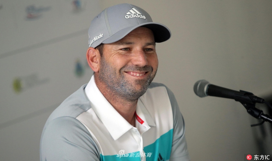 老将塞吉奥·加西亚在发布会上开怀大笑，与身旁的拉姆形成有趣互动，现场气氛轻松活跃。