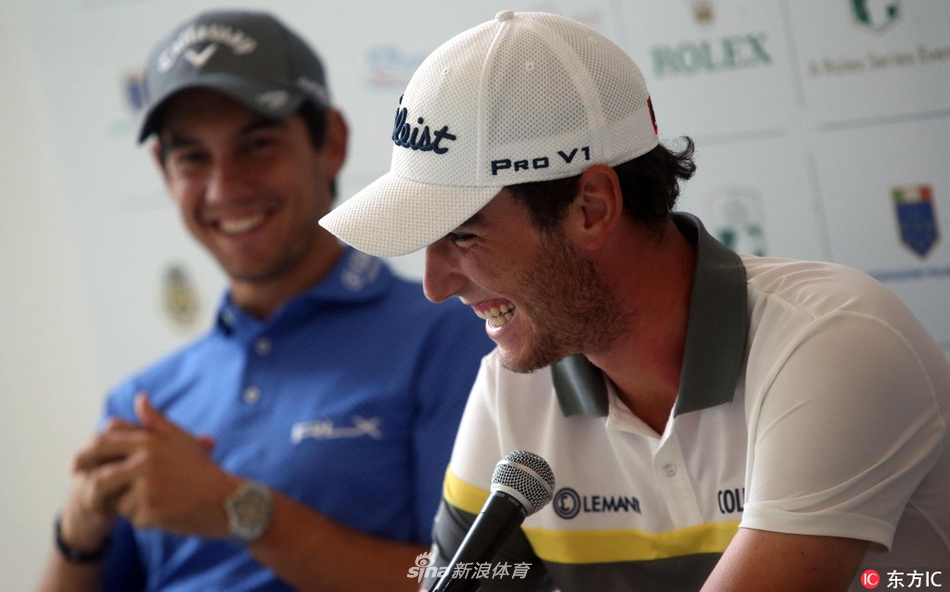 加西亚侧身与拉姆低声交流，表情生动，似乎在分享一个有趣的见解或故事，展现了两人良好的私人关系。