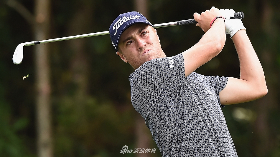 一位球员（疑似肖尔·舒瓦泽尔）在一次强力击球后球杆意外脱手飞出，抓拍瞬间充满了戏剧性的张力。