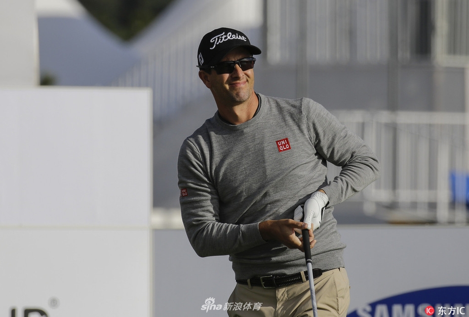 比赛现场，众多观众聚集在果岭周围的山坡上观看比赛，展现了希杰杯在韩国当地引发的热烈关注。