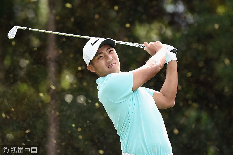 简森·戴伊在发球台上优雅而有力地完成开球动作，球杆挥至最高点，展现出完美的身体平衡与协调性。