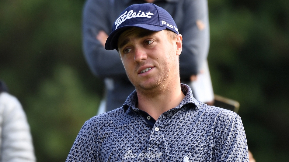 贾斯汀·托马斯在九桥俱乐部球道上，正全神贯注地准备一次关键的铁杆击球，背景是济州岛典型的秋季树林。