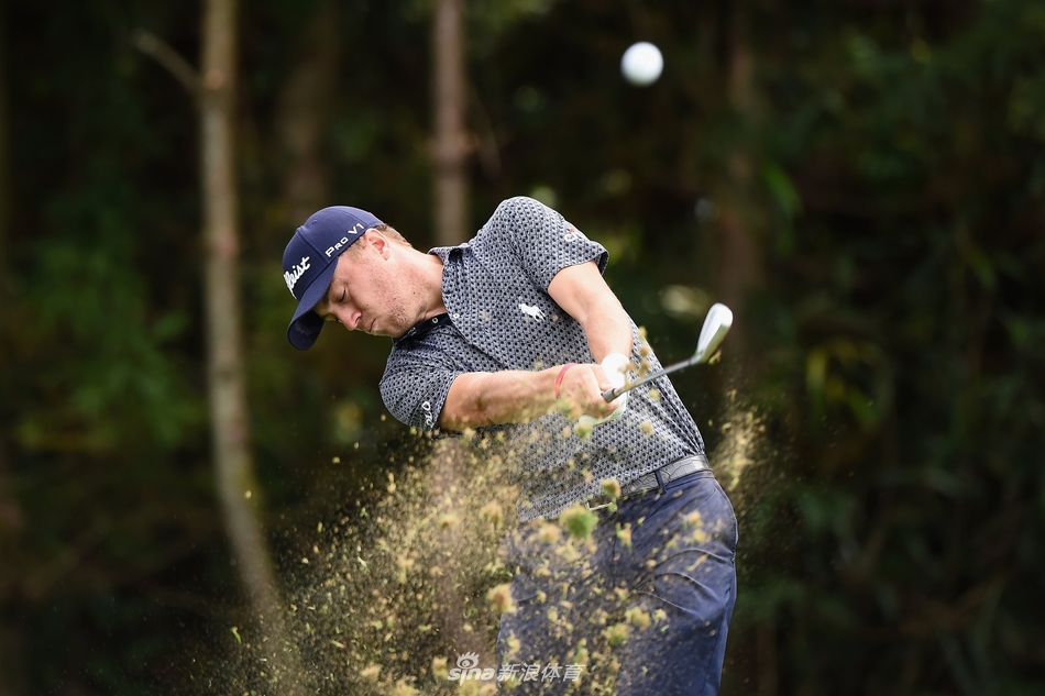 贾斯汀·托马斯完成一次大力开球后，顺势做出充满动感的收杆动作，目光坚定地追寻小球飞行的轨迹。