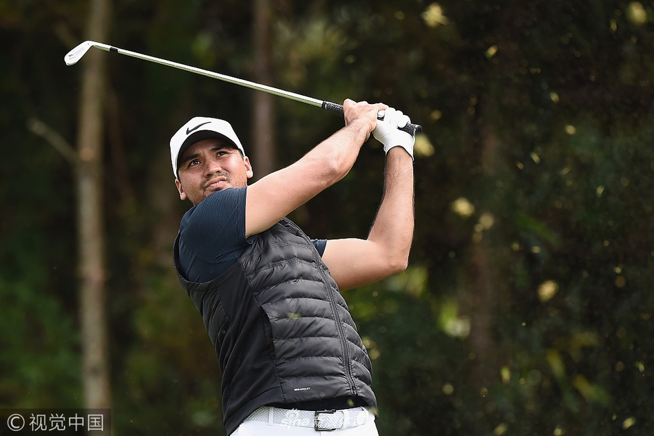 比赛中的精彩瞬间：一颗高尔夫球正高速飞越水面障碍，直奔对岸的果岭而去，画面极具冲击力。