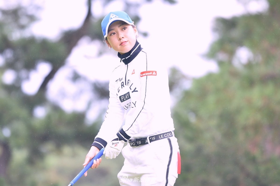 比赛关键时刻选手凝神推杆，全场寂静，只有微风轻拂旗杆的细微声响