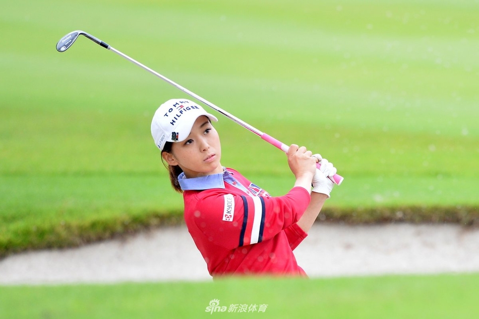 球员专注准备开球，晨雾中的球场宛如仙境，她成为这幅美丽画卷的中心