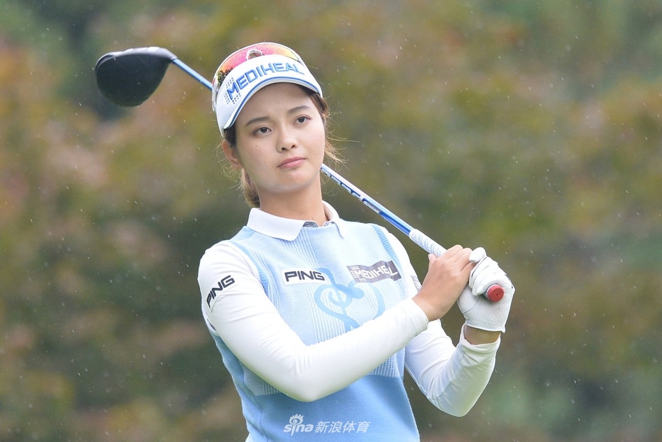 野泽真央全神贯注地凝视球道，阳光洒在她坚毅的侧脸，握杆的双手充满掌控力