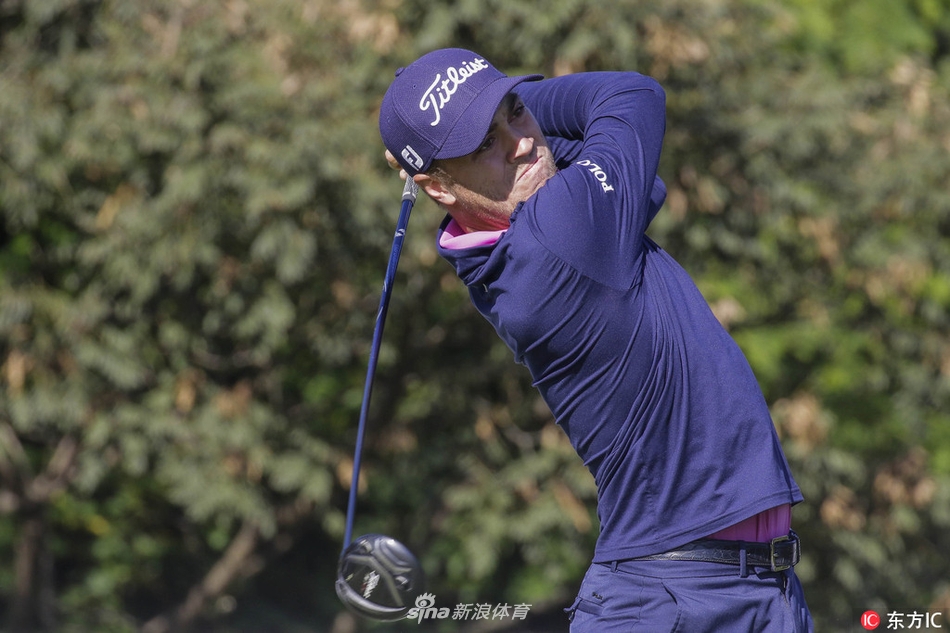 安秉勋在比赛中全力开球，身体充分扭转，展现职业球员的力量与技巧。