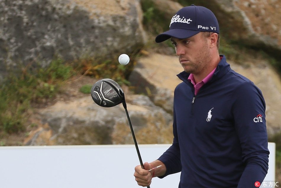 安尼班·拉西里在球道上仔细观察小球的落点，评估下一杆的策略，神情专注。