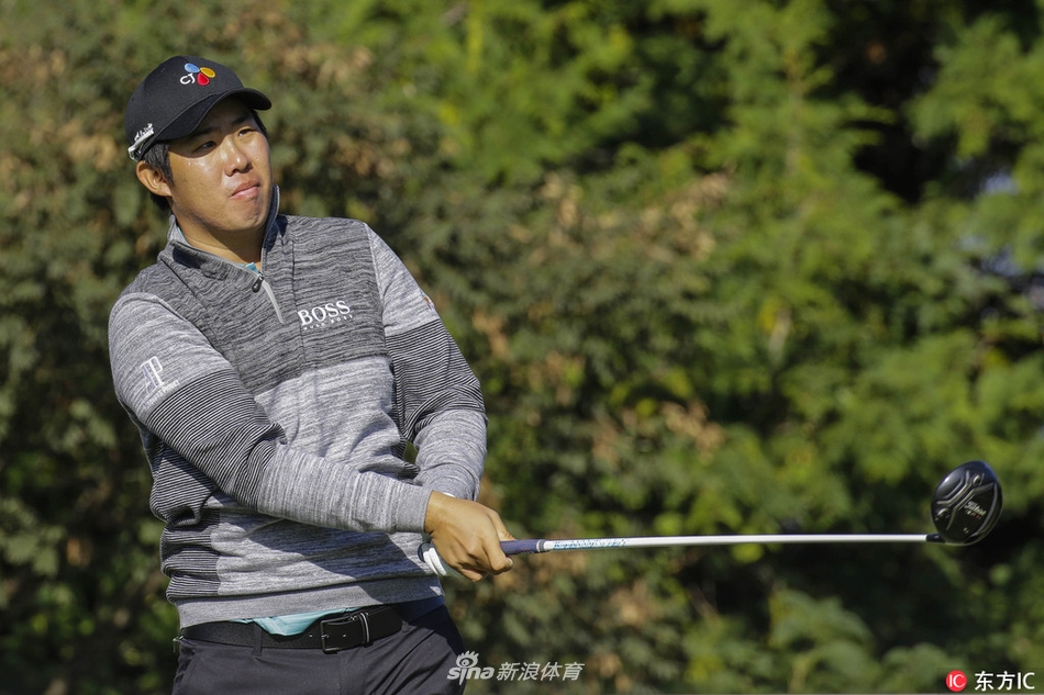 马克·利什曼在加洞赛中凝神准备推杆，尽管最终惜败，其专注与拼搏赢得尊重。