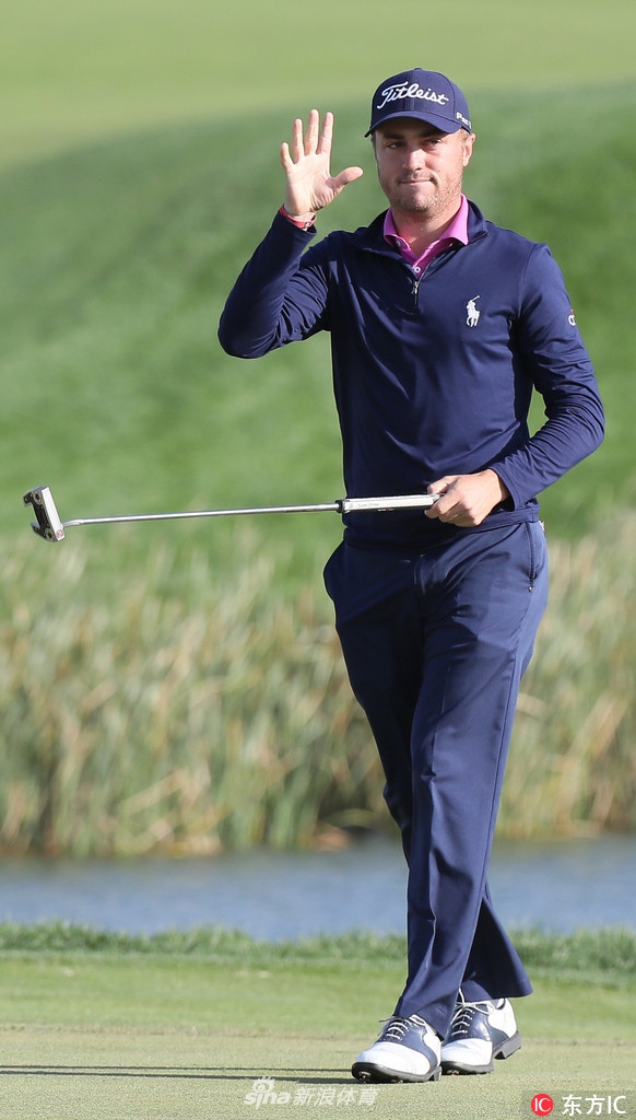 马克·利什曼面带从容笑容走向果岭，尽管比赛激烈，他仍保持着高尔夫绅士的风度。