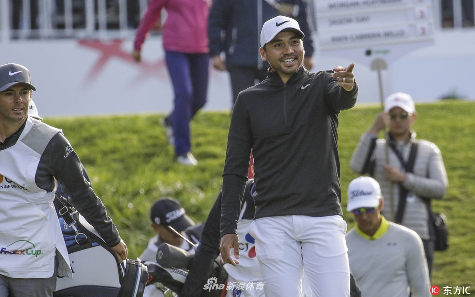 贾斯汀·托马斯在果岭上优雅收杆，动作一气呵成，尽显冠军的从容与自信。