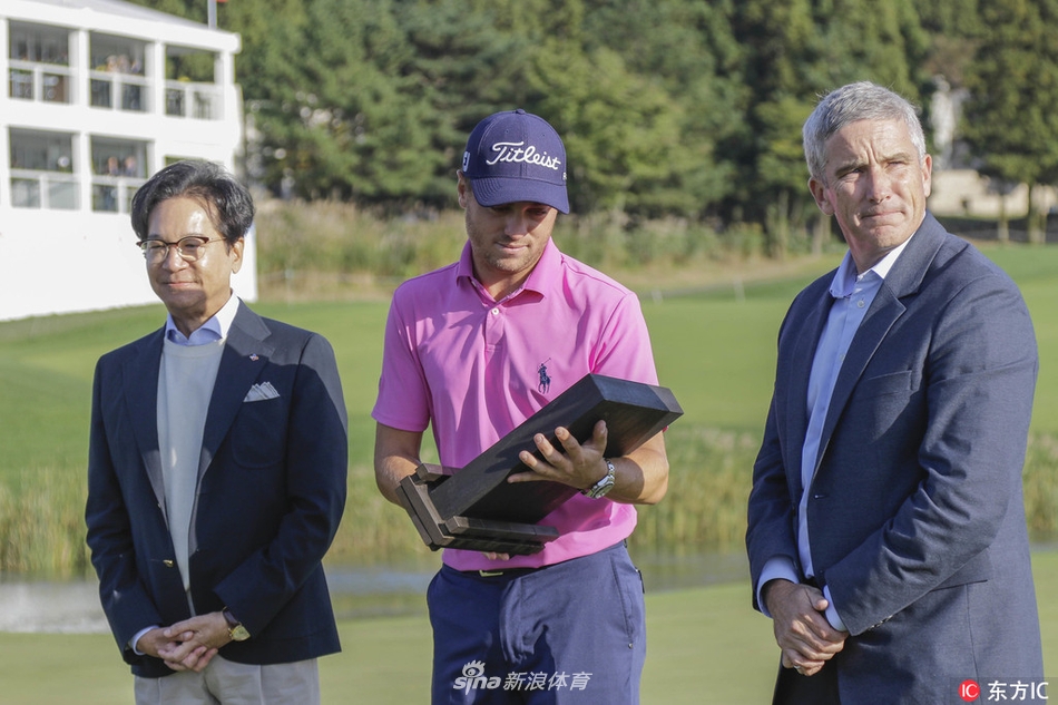 贾斯汀·托马斯在加洞赛中全神贯注，凝视着小球飞行的轨迹，成败在此一举。