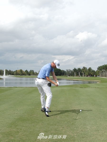 收杆完成，身体完全平衡，目光望向球飞行的远方，姿态充满自信