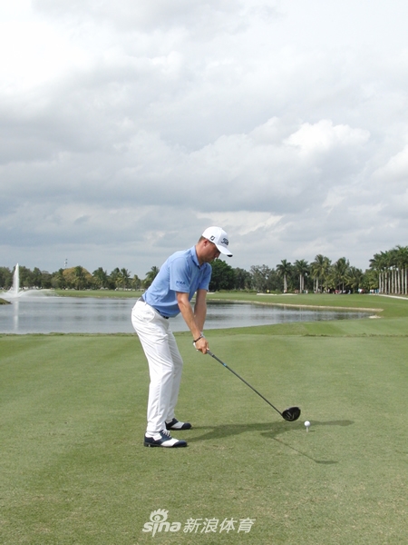 上杆至半程，肩部充分转动而髋部稳定，形成强大的扭矩差