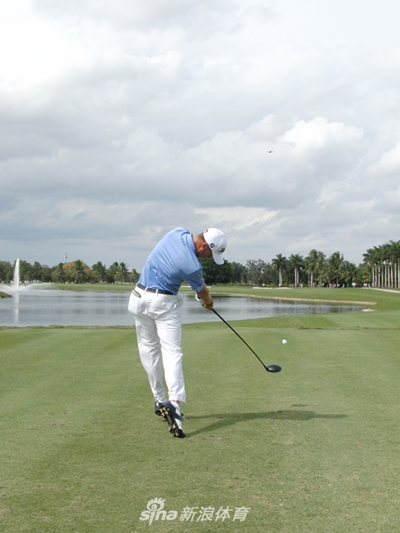 挥杆全览图，从启动到收杆，一连串动作如行云流水，浑然一体