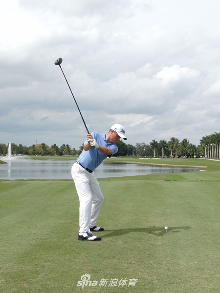 下杆初期，髋部猛烈回转启动，肩膀与手臂紧随其后，势如破竹