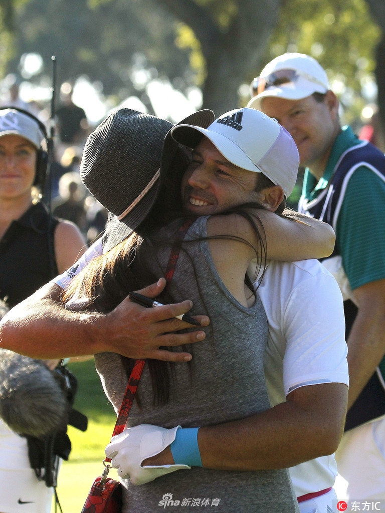 加西亚夺冠后与妻子安吉拉深情相拥,两人脸上洋溢着无尽的喜悦与爱意,这一刻荣耀与爱情共同闪耀。