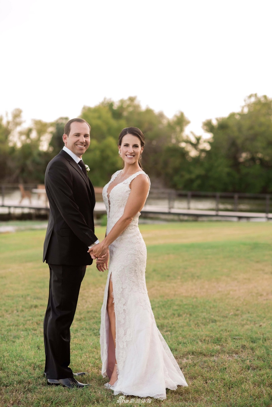 加西亚身着大师赛冠军绿夹克,与身披洁白婚纱的妻子在舞池中翩翩起舞,传奇荣耀与人生幸福在此刻完美交融。