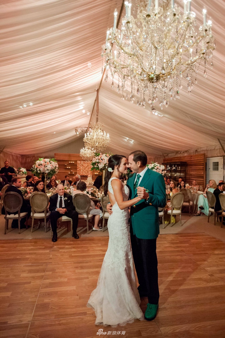 加西亚在比赛中全神贯注地推杆,妻子安吉拉在观众席上静静地注视,她的眼神中充满了信任与支持。