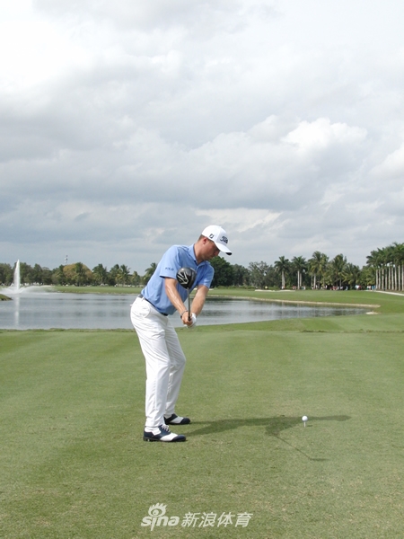 上杆至顶点，身体如拧紧的发条，球杆指向目标线，姿态完美平衡