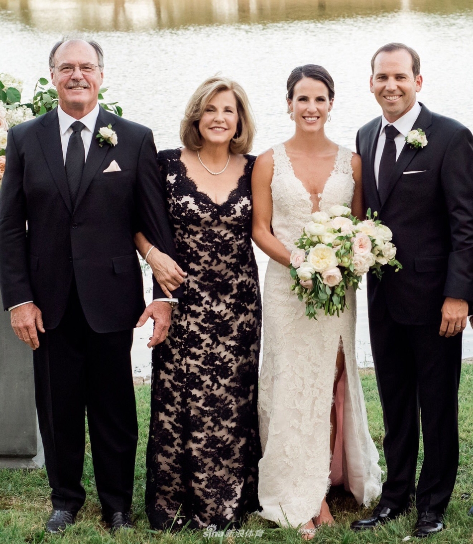 领奖台上,加西亚与妻子安吉拉共同亲吻冠军奖杯,这个奖杯承载着个人的荣耀,也见证了家庭的幸福与支持。