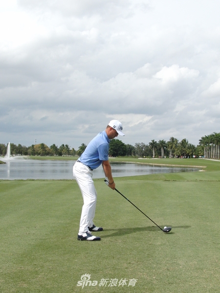 贾斯汀托马斯起杆瞬间，身体如紧绷的弓弦，蓄势待发