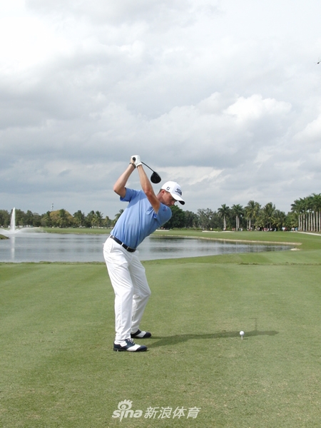 击球瞬间，身体完全打开，手腕迅猛释放，力量在触点爆发