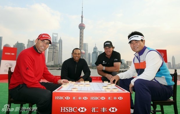 球星们完成文化活动后齐聚舞台，手持自己的书法或绘画作品，向观众展示并露出成就感的灿烂笑容。