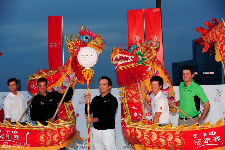 活动现场全景，背景是古典的中式月亮门，文化与体育在此和谐交融，气氛热烈而愉悦。