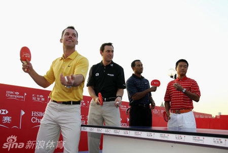 泰格·伍兹与菲尔·米克尔森聚精会神地对坐于中国象棋棋盘两侧，伍兹正手持一枚棋子陷入沉思。