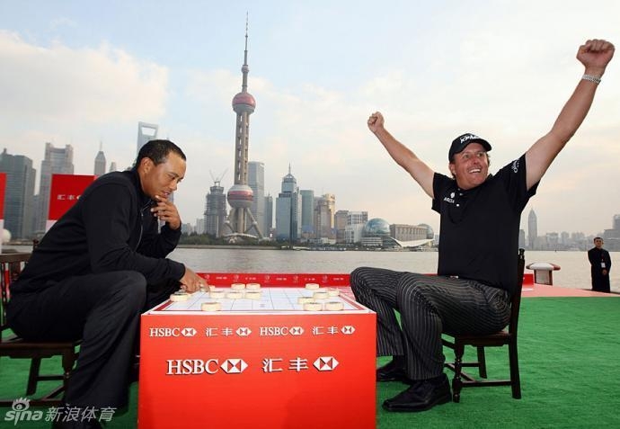 世界顶级高尔夫球星们围聚在乒乓球台旁，笑容满面地尝试接住中国小将发出的高速旋转球。